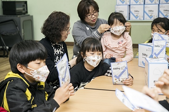 사진= 보령컨슈머는 종로구에 위치한 지역아동센터 12곳에 ‘5Why 미세먼지 마스크’를 기부했다.