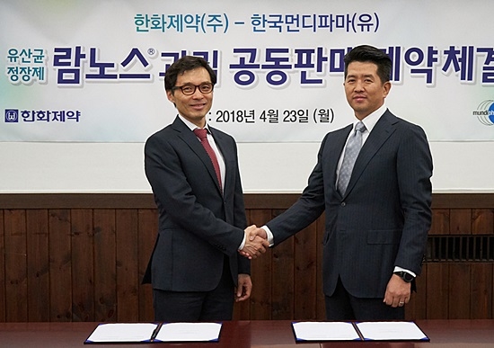 사진설명= 한국먼디파마 이명세 대표이사(왼쪽)와 한화제약 김경락 사장이 한화제약의 유산균 제품인 람노스 과립 120포에 대한 약국 공동판매 협약을 체결하고 있다.