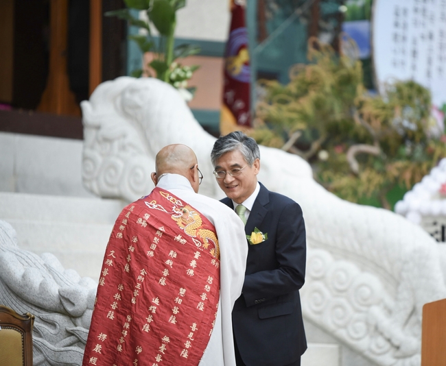 홍덕률 대구시교육감 예비후보는 지난 21일 부처님오신날을 축하하며 성당동 대성사 점등법요식에 참가했다. 홍덕률 예비후보 제공.