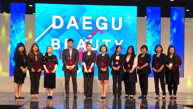 영남이공대 뷰티스쿨 학생들이 국제 뷰티콘테스트에서 상을 받은 뒤 기념촬영을 하고 있다. 영남이공대 제공.