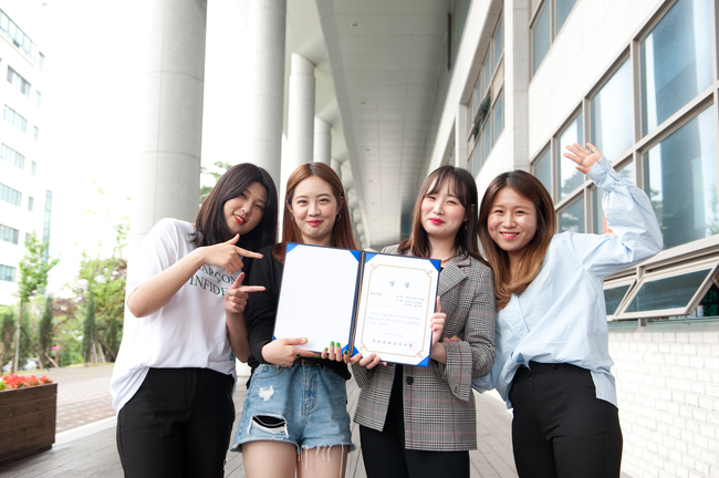 ‘나만의 부산 테마여행 SNS 공모전’서 최우수상을 수상한 동서대 박주미(사진 왼쪽부터), 김예진, 임진아, 백가원 학생.