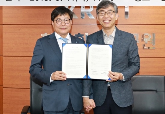 사진설명= 휴온스 엄기안 대표(왼쪽)과 한국화학연구원 김성수 원장은 ‘단백질 분해 플랫폼 기술 활용 간질환 치료제 공동 연구 협약’을 체결했다.