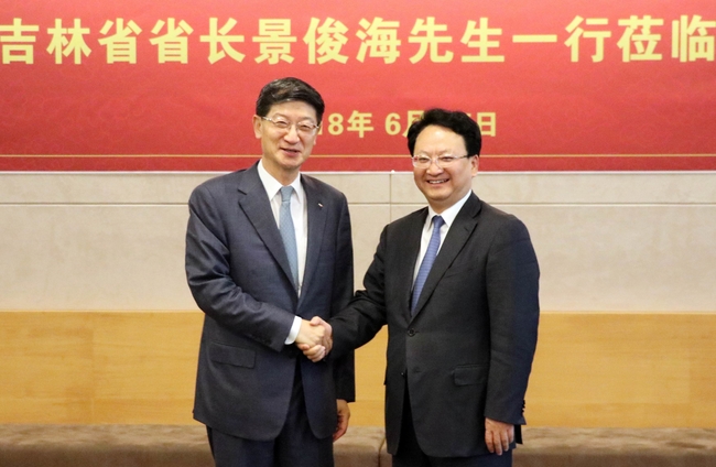 박근태 CJ대한통운 사장(왼쪽)과 징쥔하이 길림성장이 악수를 하고 있다. CJ대한통운 제공