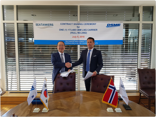 지난 5일(현지시간) 노르웨이에서 대우조선해양 정성립 사장(왼쪽)과 씨탱커스社 마리우스 허만슨 신조담당 이사가 LNG운반선 건조계약서에 서명한 뒤 악수를 하고 있다. 대우조선해양 제공.