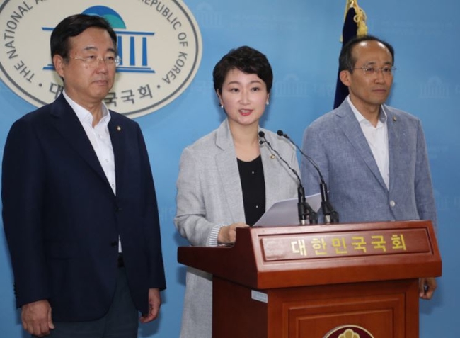 자유한국당 김종석 의원(왼쪽부터), 바른미래당 이언주 의원, 자유한국당 추경호 의원. 사진=연합뉴스