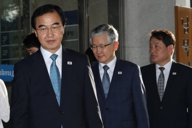 우리 측 수석대표인 조명균 통일부 장관(왼쪽)이 13일 오전 서울 종로구 남북회담본부를 나서고 있다. 사진=연합뉴스
