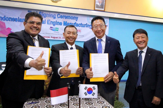 두산인프라코어가 인도네시아 국영 엔진 생산업체 BBI 및 딜러사 Equitek 등과 ‘디젤 엔진 생산 협력 프로젝트’ LOI를 체결했다. (왼쪽부터) 라만 사디킨(Rahman Sadikin) BBI CEO, 루디 셋요뿌르노모(Rudy Setyopurnomo) Equitek CEO, 유준호 두산인프라코어 엔진BG장 (부사장), 백형범 두산인프라코어 엔진BG Sales&PS 담당(상무). 두산인프라코어 제공