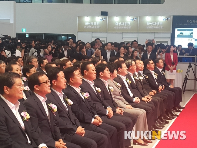 29일 열린 금융권 채용 박람회에 윤석헌 금감원장은 참석하지 않았다. 그를 대신해 윤석헌 수석 부원장이 참석했다.