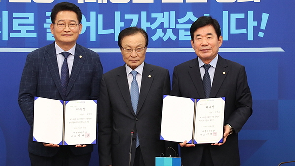 이해찬 더불어민주당 대표(가운데)가 6일 오전 국회 당대표실에서 당대표 선거에서 경쟁했던 송영길(왼쪽), 김진표 의원에게 각각 동북아평화협력특별위원회 위원장, 국가경제자문회의 의장 위촉장을 수여한 뒤 기념촬영하고 있다. 사진=더불어민주당