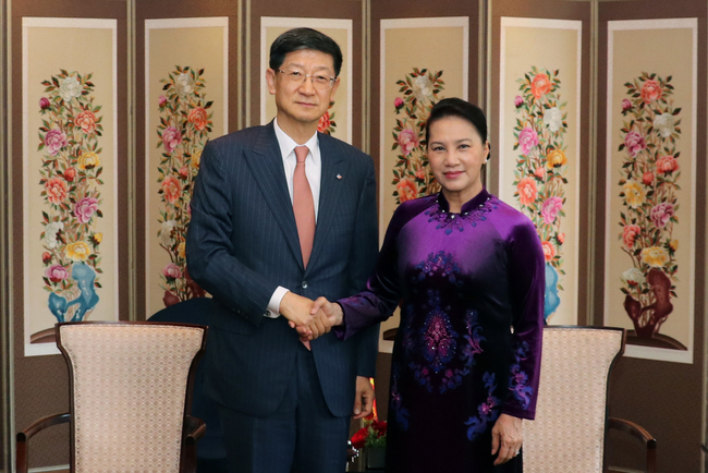 7일 오전 서울 중구 롯데호텔에서 박근태 CJ대한통운 사장 겸 CJ중국본사 대표(왼쪽)가 응웬 티 낌 응언 국회의장과 기념촬영을 하고 있다. CJ대한통운 제공