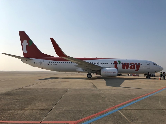 지난 13일에 도입된 25번째 티웨이항공의 비행기가 김포국제공항 계류장에 대기하고 있다. 티웨이항공 제공