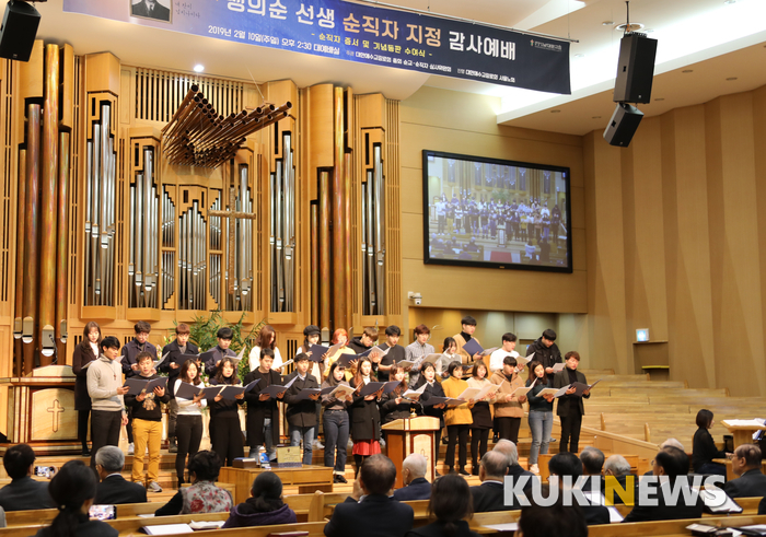 남대문교회 청년부원들이 10일 열린 ‘故 맹의순 선생 순직자 지정 감사예배’에서 디트리히 본 회퍼가 지은 시에 곡을 붙인 '선한 능력으로'를 합창하고 있다.