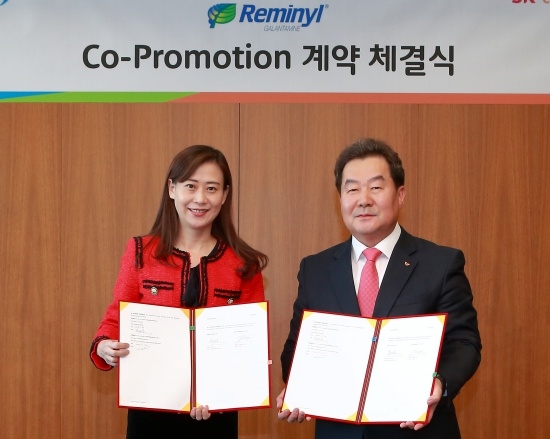 사진설명= SK케미칼 전광현사장(오른쪽)이 한국얀센 제니정(Jenny Zheng) 사장과 함께 치매체료제 레미닐 판매계약을 체결하고 있다.