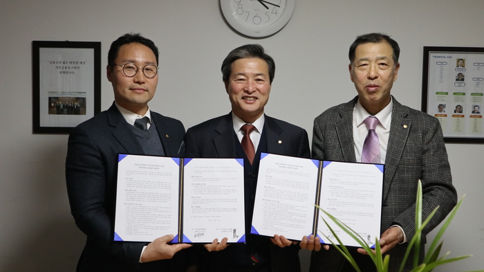 한성저축은행(오종민 대표이사). 서민금융연구원(조성목 원장). 더불어사는사람들(이창호 상임대표), 더불어사는사람들과 한성저축은행은 협약을 통해 성실상환자를 대상으로 300만원의 연계대출도 지원하고 있다. /사진=더불어사는사람들