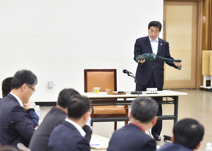 윤화섭 안산시장이 8일 열린 2019 안산국제거리극축제 최종 보고회에서 거리극축제 기간중 사용될 에코백에 대하여 의견을 개진하고 있다.(사진=안산시)