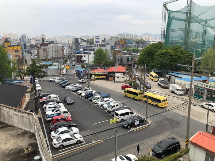 공한지 무료주차장이 민간개발사업자에게 매각되면서 논란이 되고 있다.