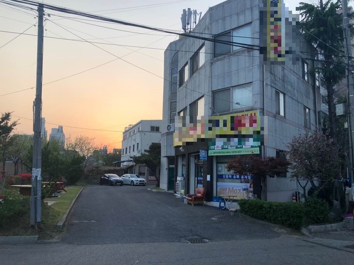 도시계획에 따라 도로가 신설 예정될 것으로 알려지면서 아파트와 상가 진출입로가 위험에 노출될 것으로 보인다.