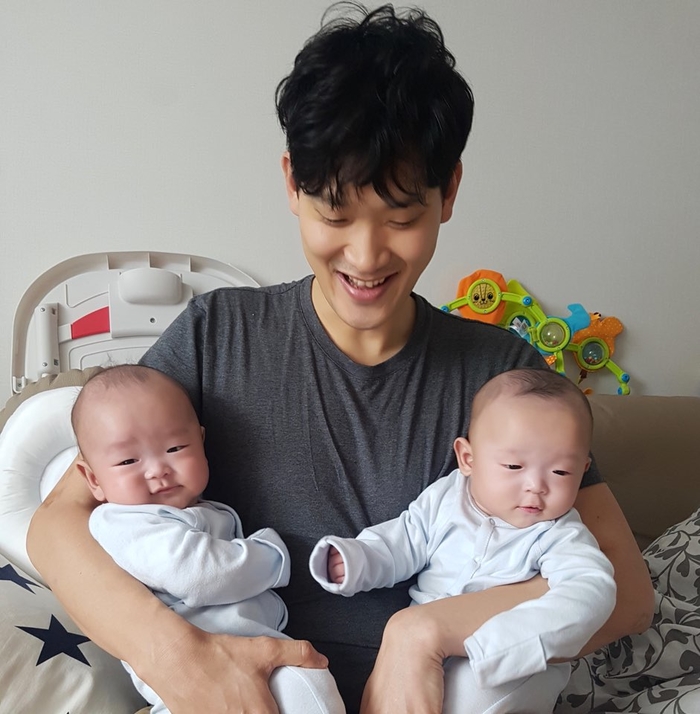 강대석 (주)한화 과장이 안식월을 통해 쌍둥이 아기를 돌보고 있다. 앞으로 한화그룹에서는 아빠휴가 제도가 도입됨에 따라 이런 모습을 더 자주 볼 수 있을 전망이다.