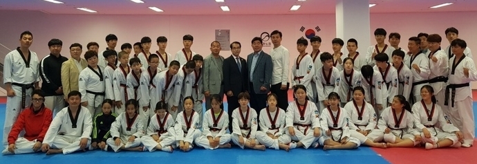 19일 최형원 전북체육회 사무처장이 제48회 전국소년체육대회에 출전하는 선수들을 격려하고 있다.