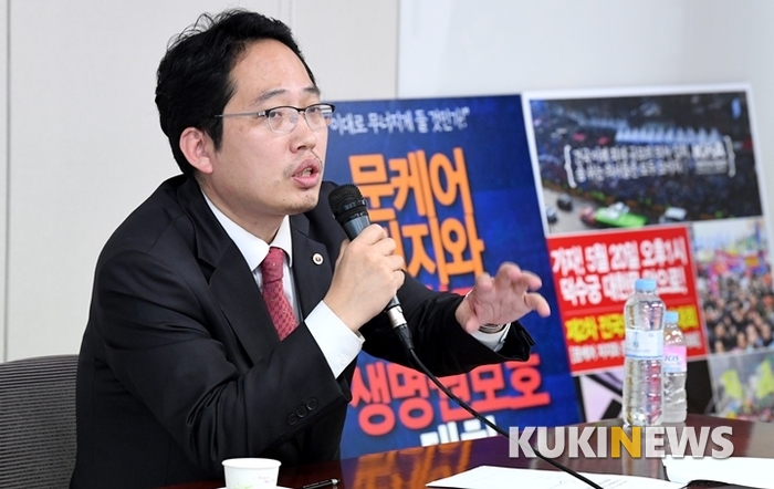 최대집 대한의사협회장이 문재인 케어의 문제점과 의료계의 권익확보에 대해 이야기하고 있다.