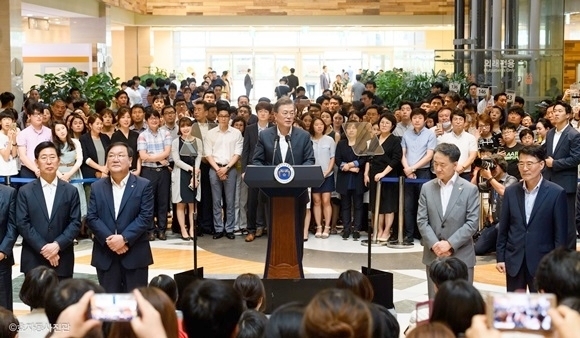 문재인 대통령이 취임 2달여가 지난 2017년 8월, 서울성모병원에서 문재인 케어추진을 선언했다. <사진=청와대>