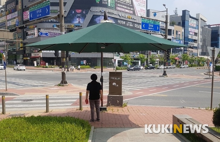 완주군은 그늘막을 추가 설치하기로 했다.