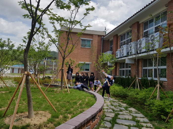 익산시가 학교 명상숲 조성에 힘을 기울이고 있다. 사진은 여산중 모습.