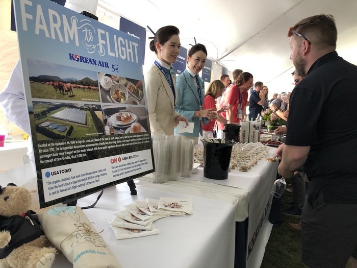 객실승무원이 시식용 비빔밥을 나눠주고 있는 모습. 대한한공 제공