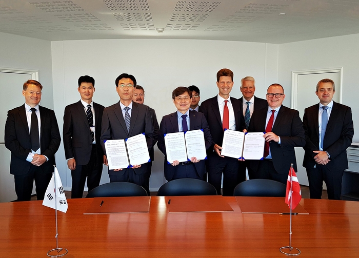 지난 11일 덴마크 코펜하겐 현지에서 MAN-ES社 CEO 비야네 폴다게르(Bjarne Foldager/앞줄왼쪽에서 네번째), 대우조선해양 최동규 상무(앞줄 왼쪽에서 두번째), HSD엔진 박달우 상무 (앞줄 왼쪽에서 첫번째) 등 관계자들이 업무협약을 체결한 뒤 기념촬영을 하고 있다.