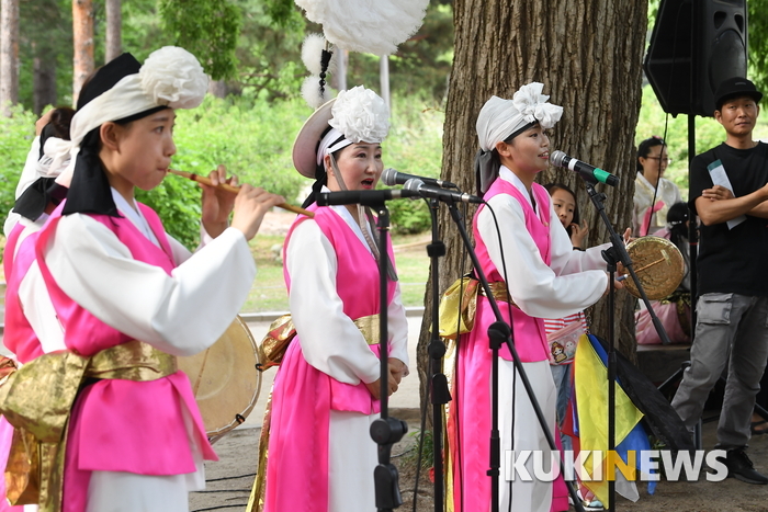 연희단팔산대 서은숙 대표는 “농악은 관객이 즐겁고 재미있어야 합니다. 대중성이 없는 것은 예술성도 없다고 생각한다.”고 말했다.