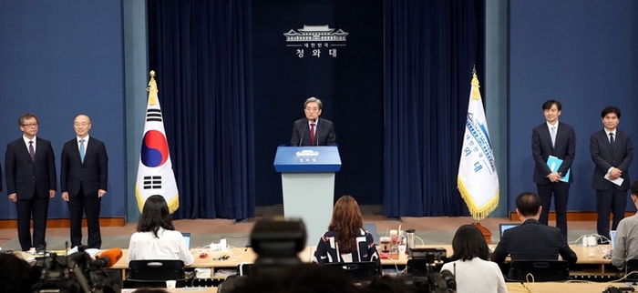 청와대는 지난 26일 춘추관에서 수석 교체를 발표했다. <사진=연합뉴스>