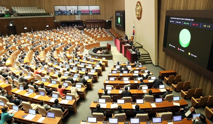 국회는 2일 본회의를 열고 일본의 수출규제 강화조치에 대한 결의안을 만장일치로 채택했다. <사진=연합뉴스>