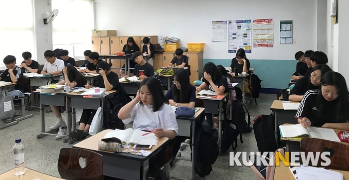 수능일이 100일 앞으로 다가 온 가운데, 방학중인 5일 김제 덕암고 수험생들이 공부에 열중하고 있다. 덕암고 제공