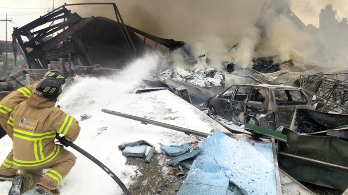 소방관들이 안성 생활용품 제조공장 화재를 진화하고 있다. 사진=경기도소방재난본부, 연합뉴스