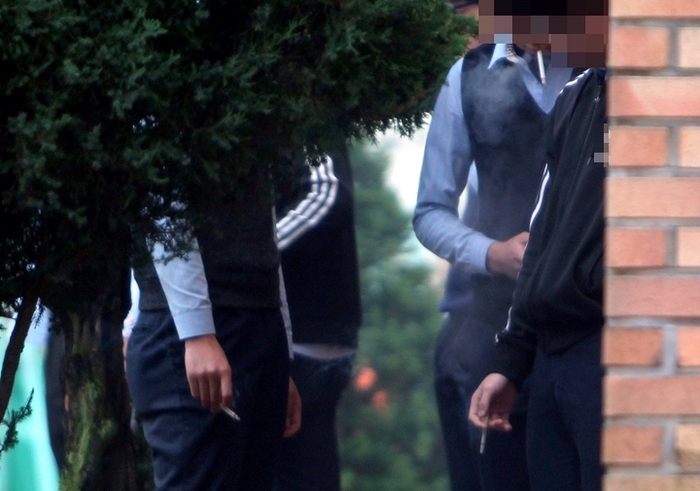 미성년자들이 건물 후미진 곳에서 담배를 피우고 있다. 위 사진은 기사내용과 직접적인 관련은 없습니다. 사진=연합뉴스