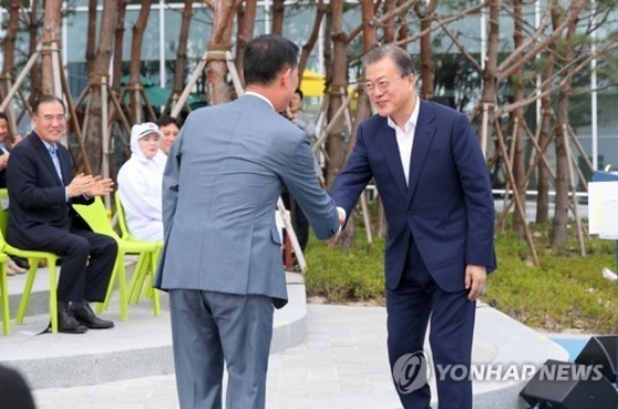 문재인 대통령과 김홍국 하림 회장이 악수를 나누고 있다. 사진=연합뉴스