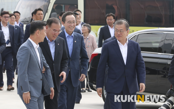문재인 대통령이 20일 하림 익산공장에서 열린 식품산업 활성화 기업 현장방문 행사에서 이개호 농식품부장관, 송하진 도지사, 김홍국 하림 회장과 함께 입장하고 있다. 전북사진기자협회 제공