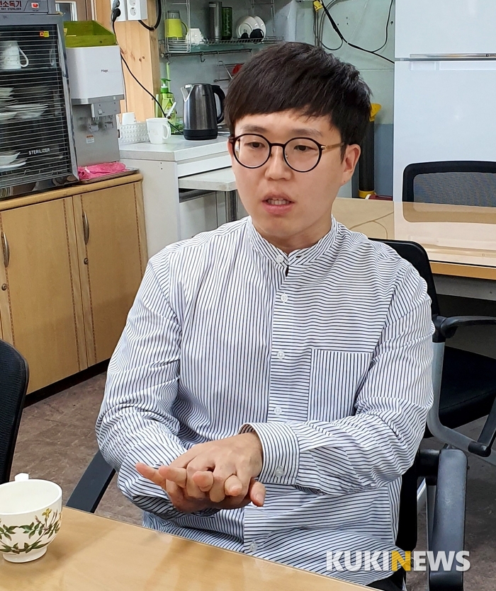 김숙주 교사가 깍지를 낀 채 심폐소생술을 시행했던 당시 상황을 설명하고 있다.