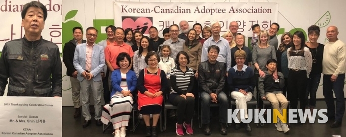 인사하고 있는 신계륜 이사장(왼쪽)