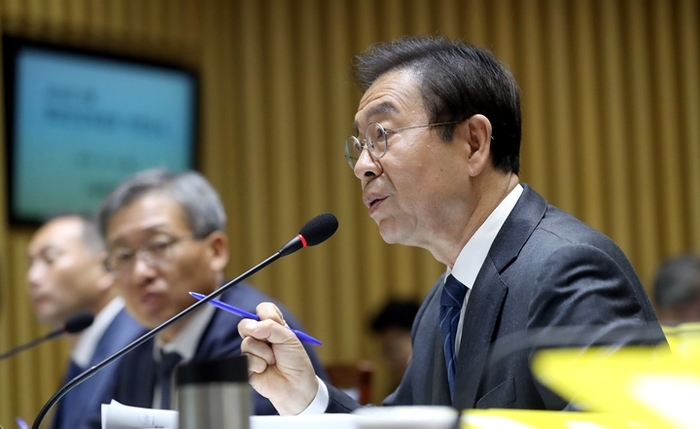 박원순 서울시장이 14일 국회 행정안전위원회 국정감사에서 제로페이 관련 야당 의원들의 질타에 항변하고 있다. 사진=연합뉴스