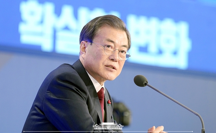 문재인 대통령이 14일 신년 기자회견에서 기자들의 질문에 답변하고 있다. 사진=청와대