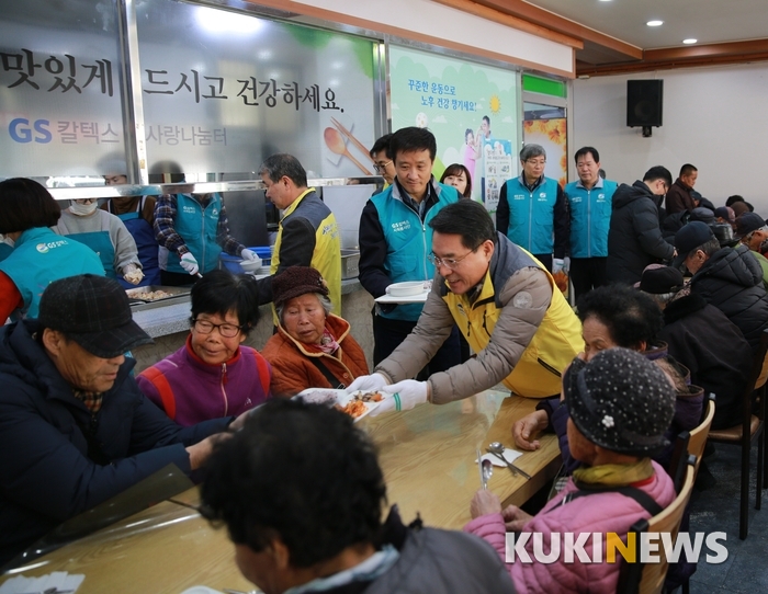 GS칼텍스가 17일 여수시 연등동 소재 무료급식소 GS칼텍스 사랑나눔터에서 개최한 ‘설 맞이 사랑의 떡 나눔 행사’에 참석한 권오봉 여수시장과 김형국 GS칼텍스 사장이 배식을 하고 있다.<사진=. GS칼텍스 제공>