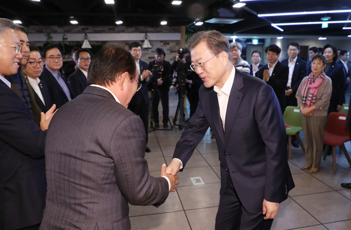 소비업계 만난 문 대통령, 사진=연합뉴스