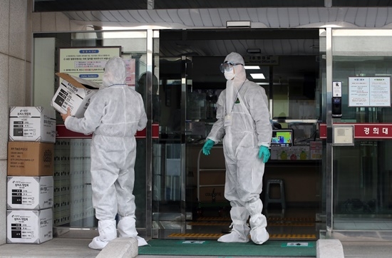 방역용품 옮기느라 분주한 경희대 관계자들. 사진=연합뉴스