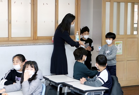 지난달 3일 부산의 한 초등학교에서 어린이들이 신종 코로나바이러스 감염증 예방을 위해 세정제로 손을 닦고.연 교실로 들어오는 모습. 사진=연합뉴스