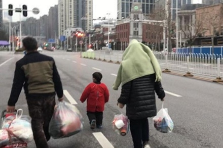 짐을 챙겨 시장을 떠나는 일가족. 사진=홍성신문 캡처/연합뉴스