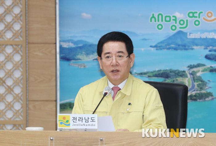 김영록 전남도지사는 5일 전남도와 전남도교육청이 협업해 추진 중인 ‘제2차 학생가정 농산물꾸러미 지원사업’을 소개했다. <사진=전남도 제공>