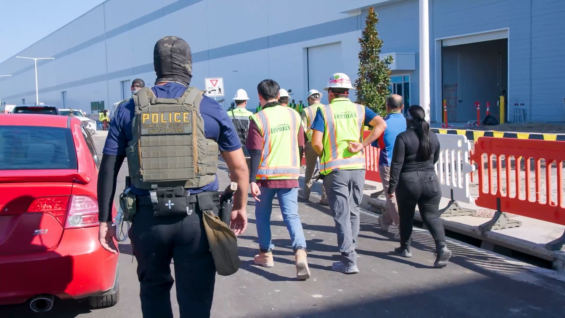 “전쟁터 들이닥치듯 진압”…美 배터리 공장 근로자 결박된 채 연행