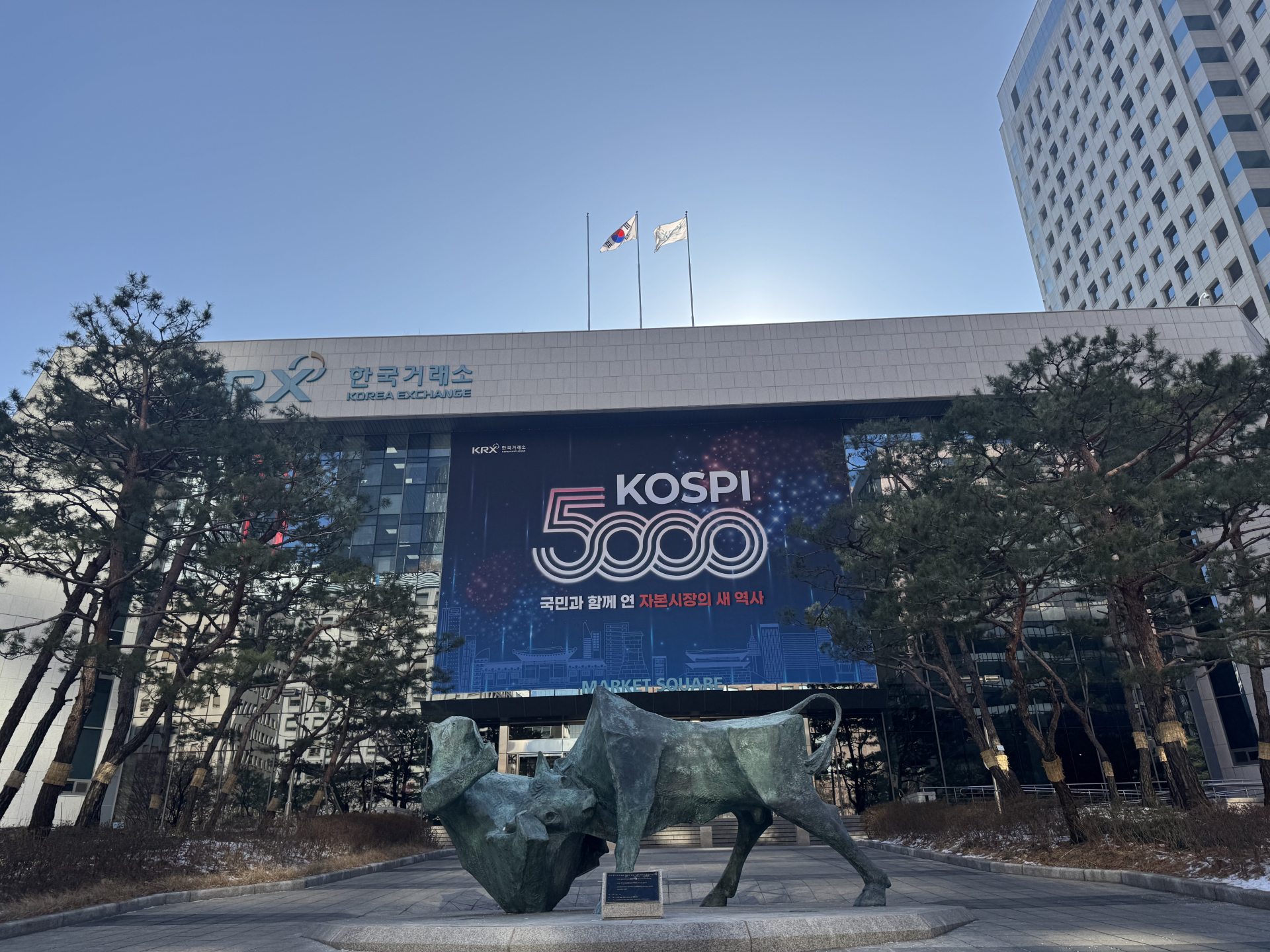 대통령실도 팔 걷은 ‘거래소 지주사 전환·코스닥 분리’, 이번엔 다를까